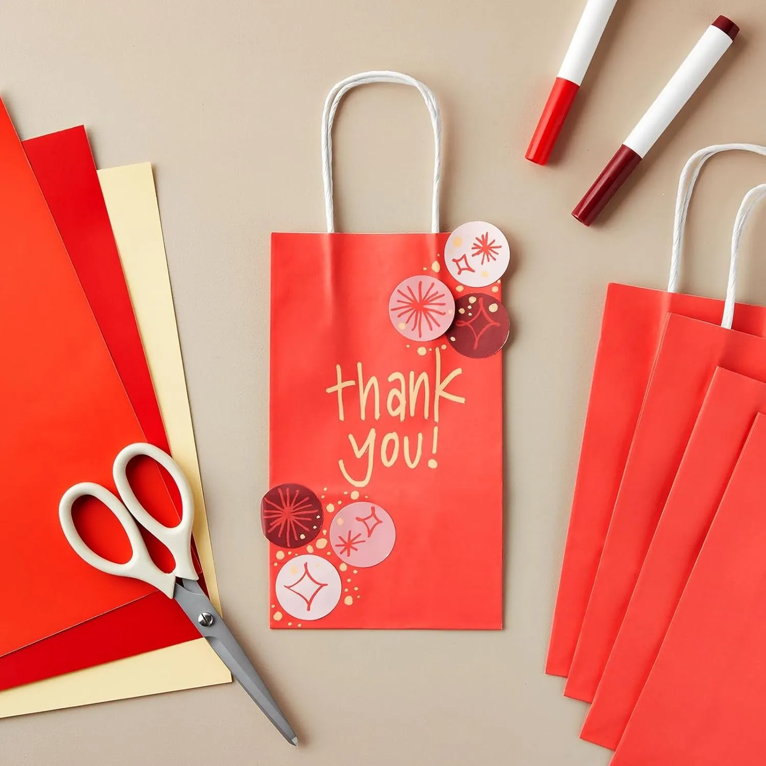 BLUE PANDA 25-Pack Red Gift Bags with Handles - Small Paper Treat Bags for Birthday, Wedding, Retail (5.3x3.2x9 In)